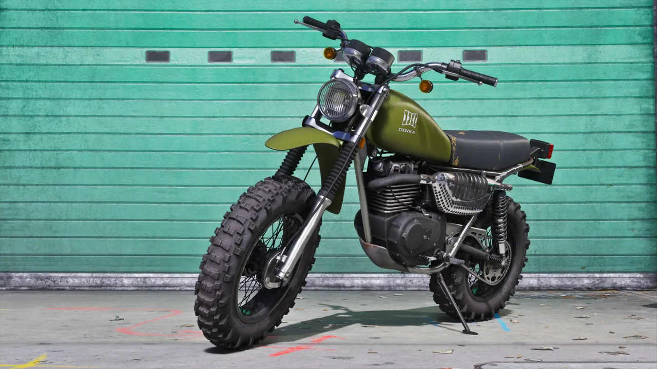 אופנוע Dinka Enduro ירוק חונה מול דלת מוסך